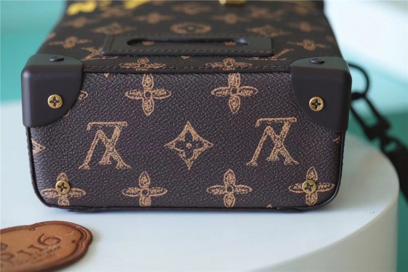 LV Vertical Box Trunk Monogram Canvas For Men, Bags, Shoulder And Crossbody Bags 8.7in/22cm LV M59664 - Image 4